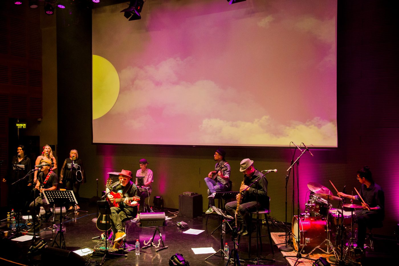 La banda completa en escena