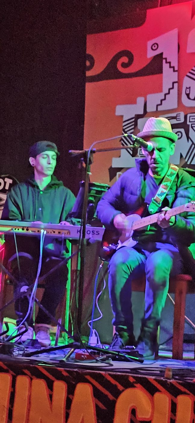 Murieta y teclados en escena