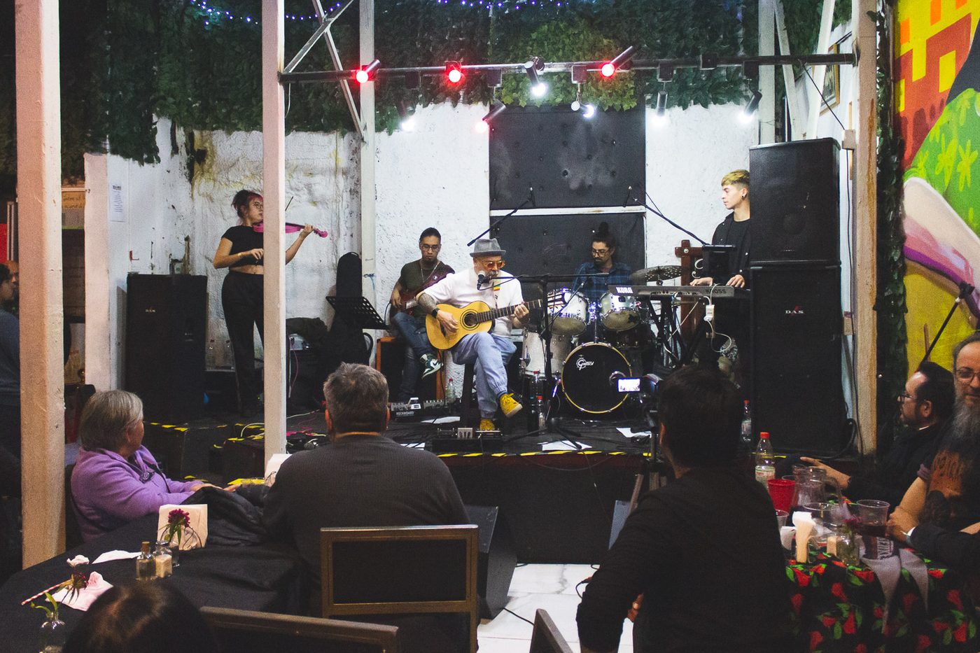 Escenario amplio con público